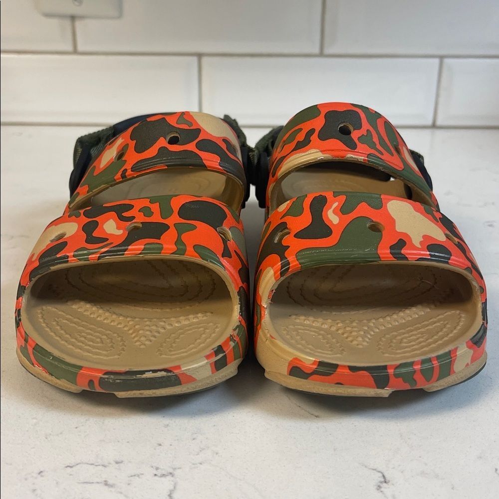 CROCS CLASSIC ALLTERRAIN CAMO SANDAL Kids Orange Camo Strap Sandals SZ Junior 3 - Picture 3 of 17